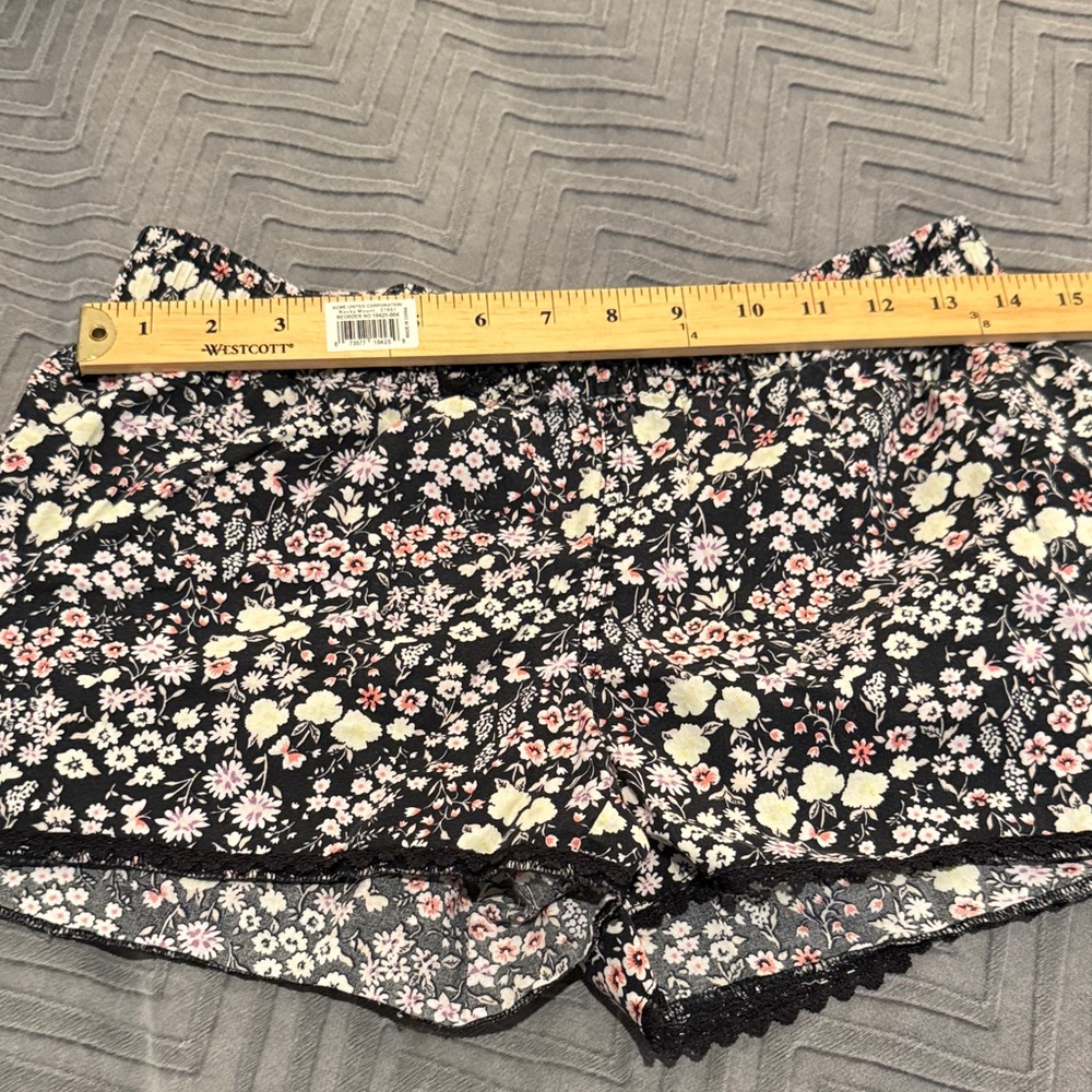 GapBody Floral Print Cotton Poplin Pajama Shorts - Picture 6 of 7